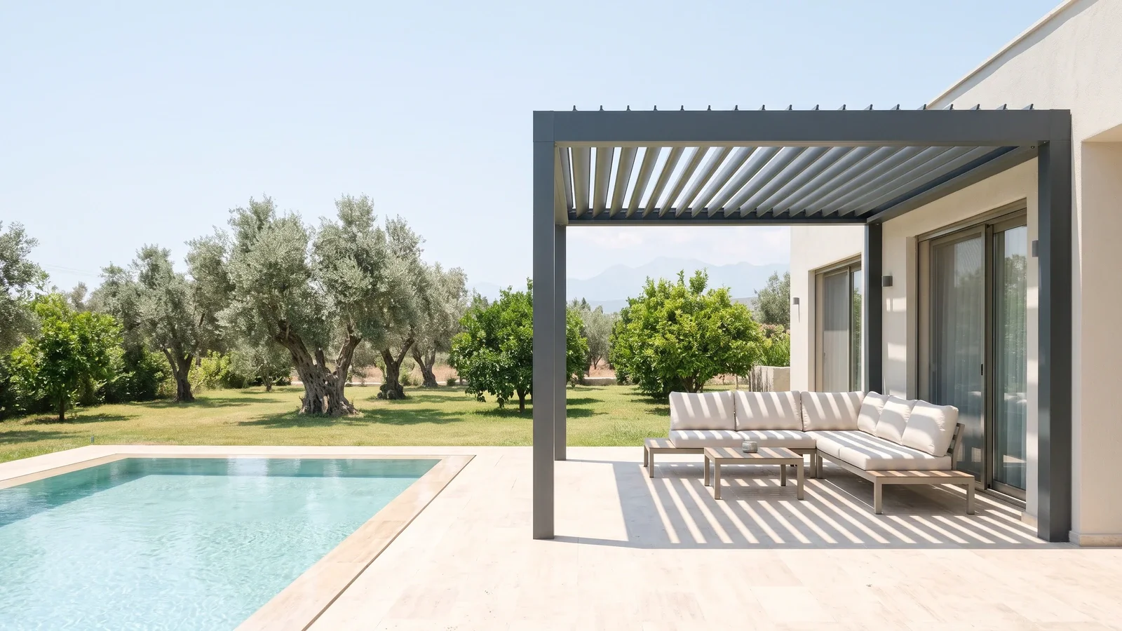 Pergola bioclimatique sur la terrasse d'une villa à Adana et lignes d'ombre projetées au sol par les lames
