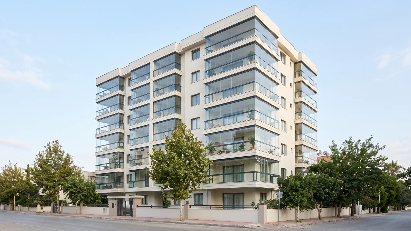 Façade d'un immeuble d'Adana dont tous les balcons sont fermés avec le même système de balcon vitré