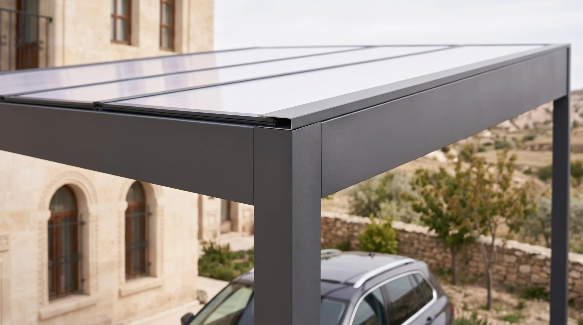 Liaison poteau-toiture du carport et couverture polycarbonate.